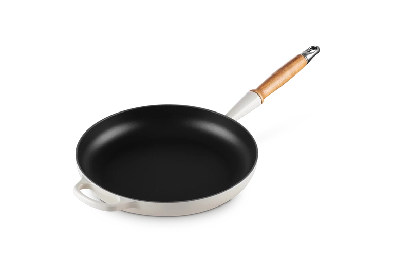 Le Creuset - patelnia żeliwna z drewnianym uchwytem 26 cm Meringe