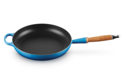 Le Creuset - patelnia żeliwna z drewnianym uchwytem 28 cm Lazure