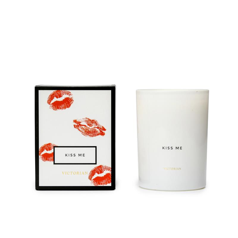 Victorian - świeca zapachowa Kiss Me: egzotyczne przyprawy i brzoskwinia, do 45 godzin, śred. 8 x 10,5 cm Kiss and Love